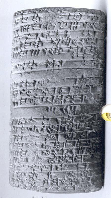 手のひらに載るほどの粘土板。表面に楔形の刻みが格子状に並び、区画ごとに数量が記されている。
